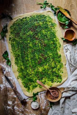 Brioche salée au pesto et sarrasin torréfié - pesto bread photography