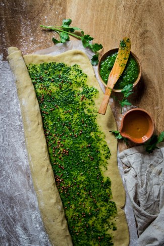 Brioche salée au pesto et sarrasin torréfié - pesto bread photography
