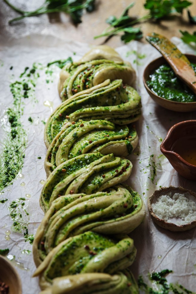 Brioche salée au pesto et sarrasin torréfié - pesto bread photography
