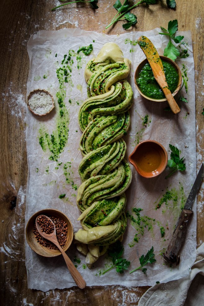 Brioche salée au pesto et sarrasin torréfié - pesto bread photography