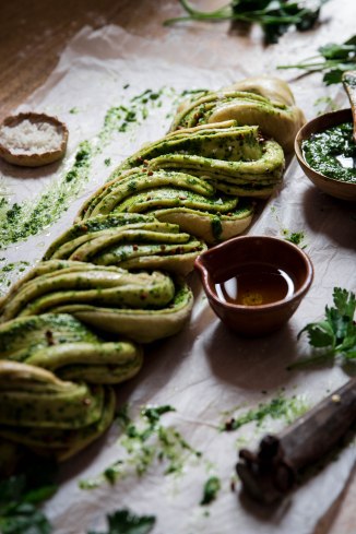Brioche salée au pesto et sarrasin torréfié - pesto bread photography