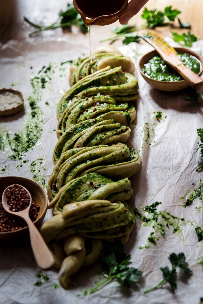 Brioche salée au pesto et sarrasin torréfié - pesto bread photography