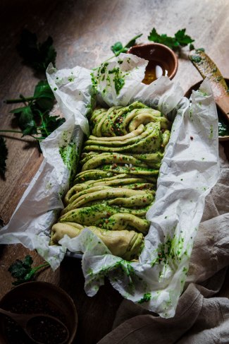 Brioche salée au pesto et sarrasin torréfié - pesto bread photography