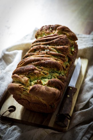 Brioche salée au pesto et sarrasin torréfié - pesto bread photography