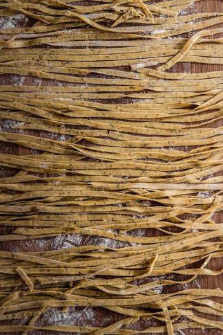 Comment réaliser des tagliatelles fraîches maison ? - Tagliatelles fraîches à l'origan, pasta photography