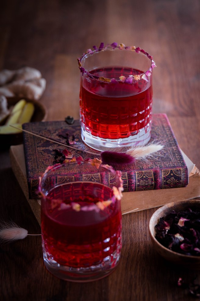 Infusion de fleurs d'hibiscus séchées au gingembre (bissap) - photography