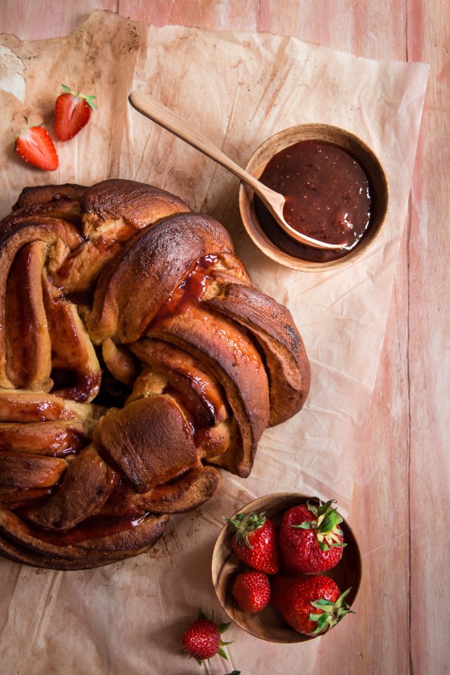 Brioche couronne tressée à la confiture de fraises et fleur d'oranger - photography