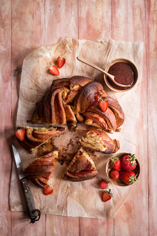 Brioche couronne tressée à la confiture de fraises et fleur d'oranger - photography