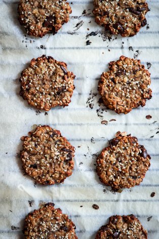 Cookies healthy aux flocons d'avoine, sésame et chocolat - photography