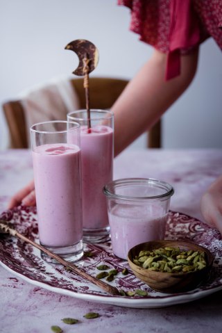 Lassis indien à la fraise, fleur d'oranger poivre et cardamome - drinks photography