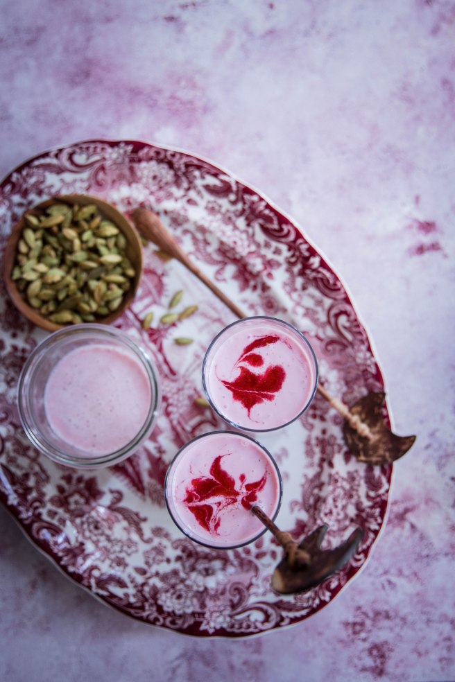 Lassis indien à la fraise, fleur d'oranger poivre et cardamome - drinks photography