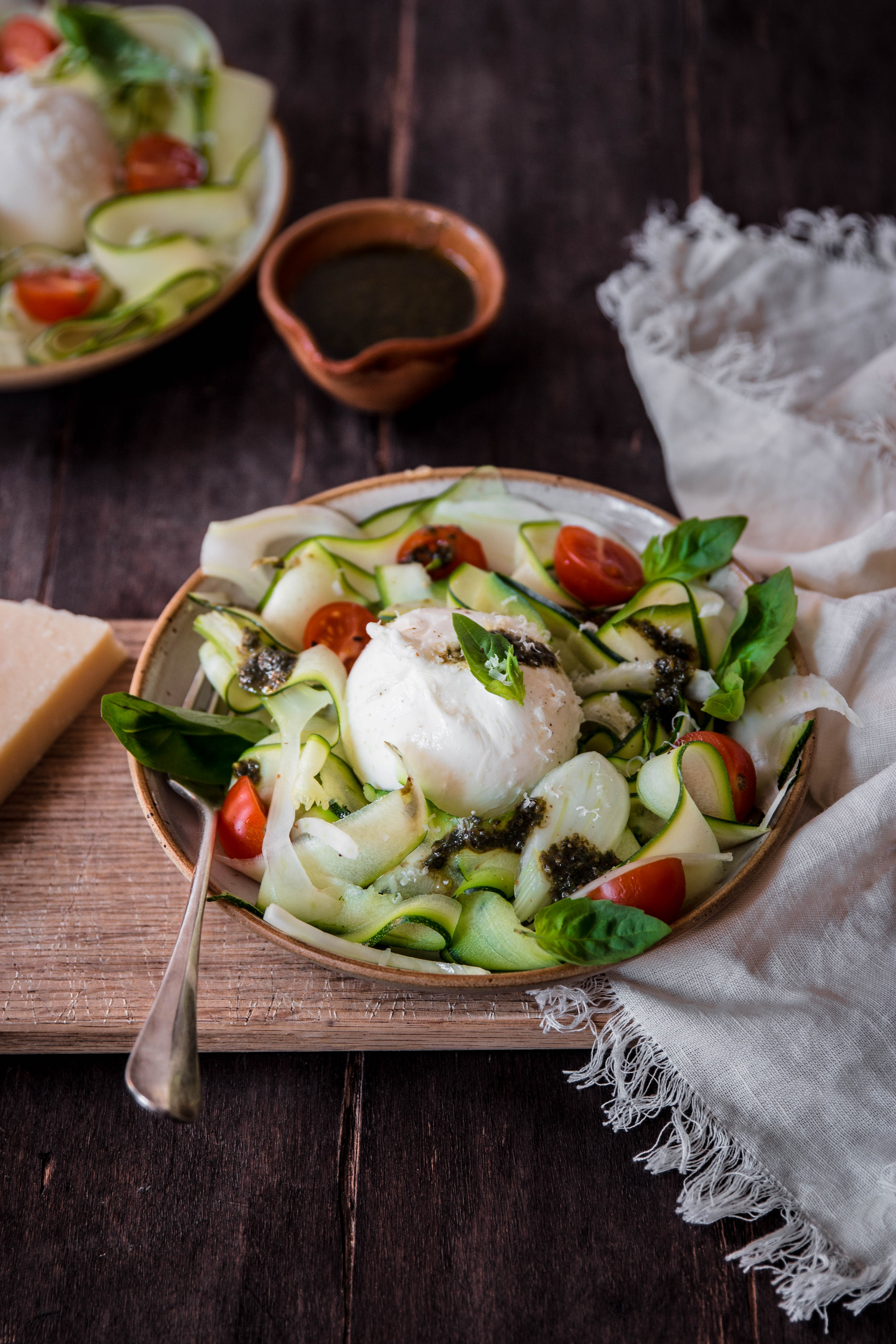Salade italienne de légumes marinés, burrata et pesto - photography