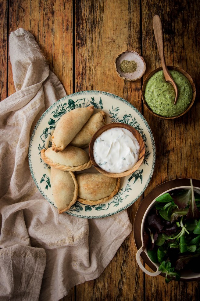Empanadas farcis à la courgette et ricotta, sauce yaourt tabasco - photography