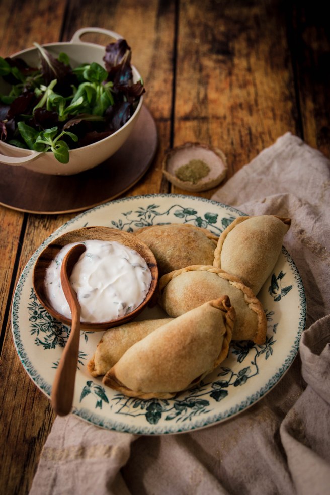Empanadas farcis à la courgette et ricotta, sauce yaourt tabasco - photography