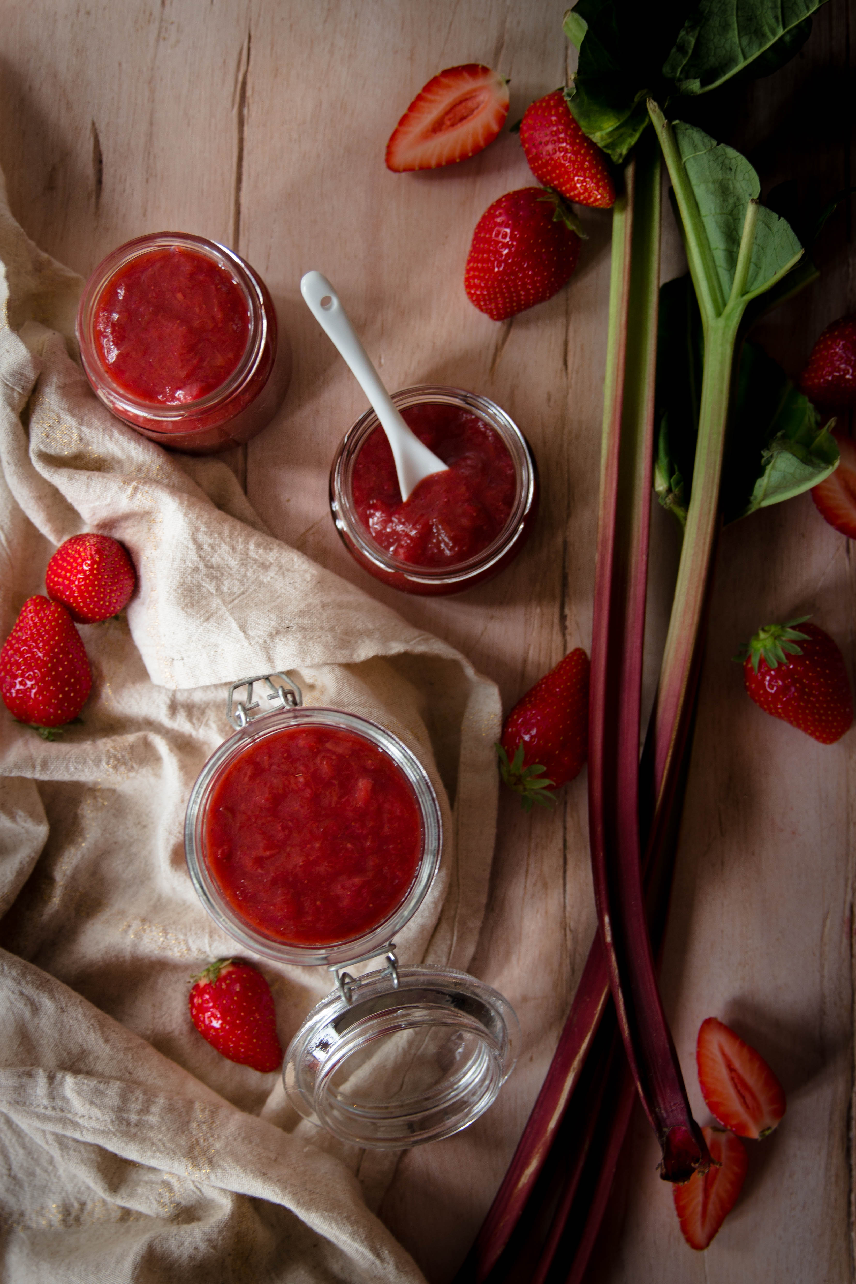 Compote maison de fraises et rhubarbe - photography