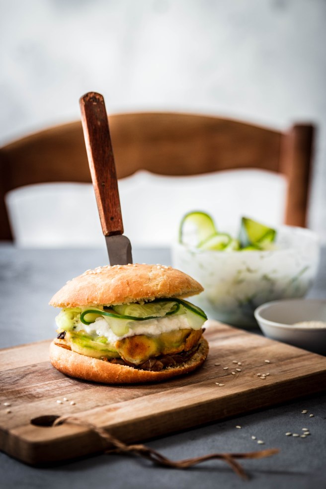 Burger végétarien, steack de courgette, ricotta, concombre mariné et oignons confits - photography