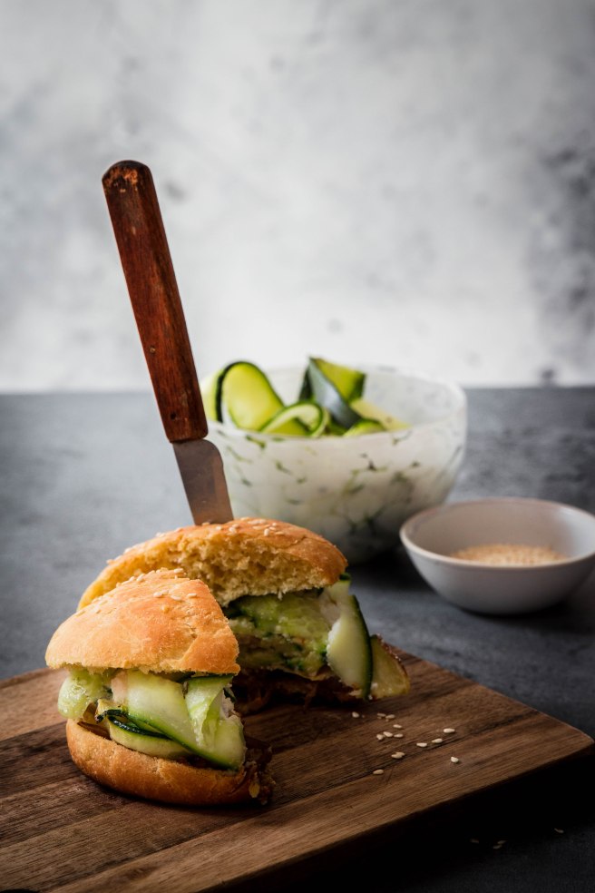 Burger végétarien, steack de courgette, ricotta, concombre mariné et oignons confits - photography