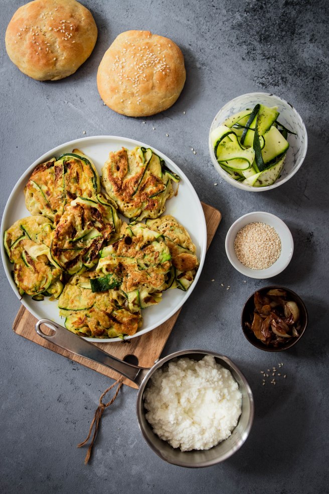 Burger végétarien, steack de courgette, ricotta, concombre mariné et oignons confits - photography