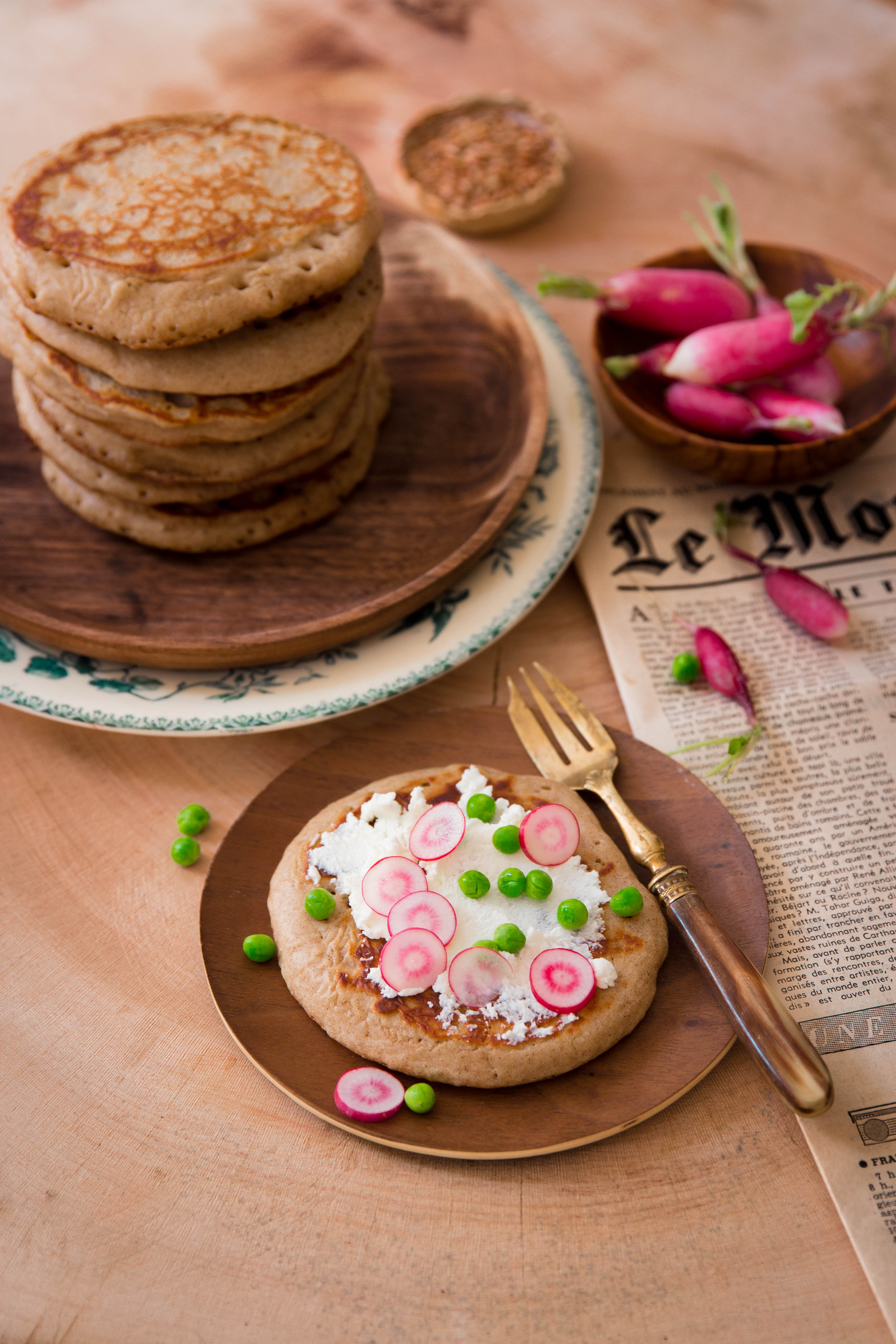 Pancakes au sarrasin, fromage de chèvre frais, radis et petits pois - photography