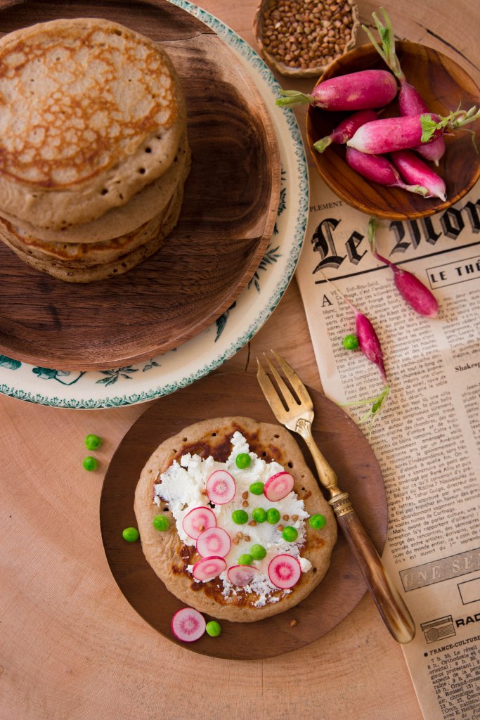 Pancakes au sarrasin, fromage de chèvre frais, radis et petits pois - photography