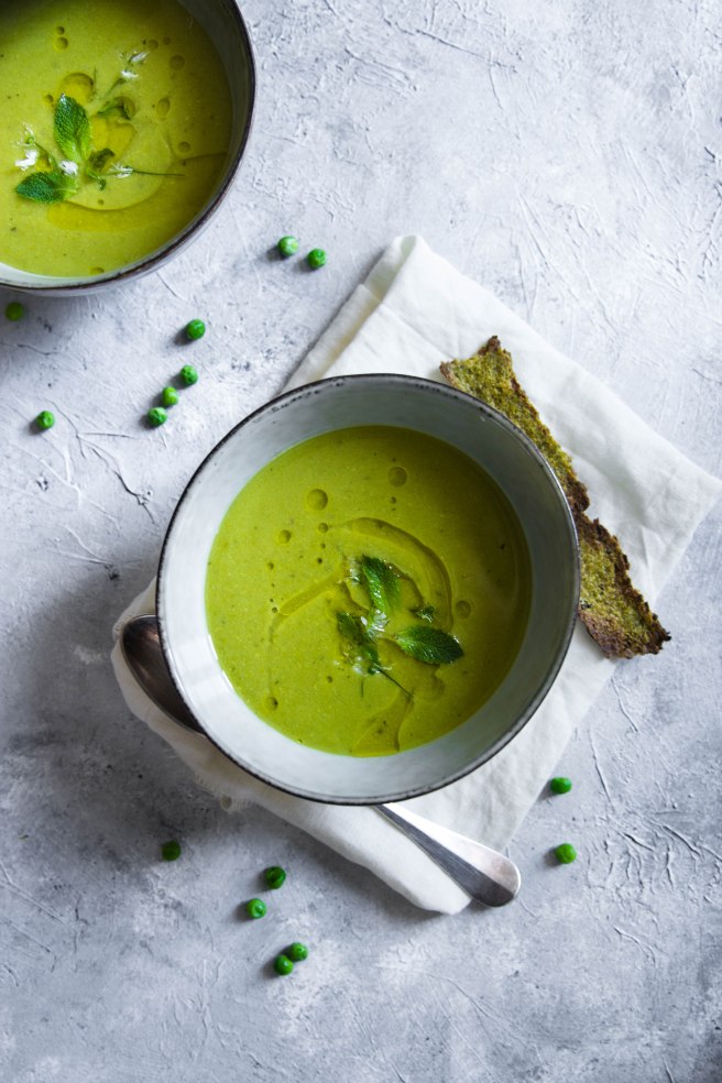 Velouté gaspacho de petits pois à la menthe - pea and mint soup photography