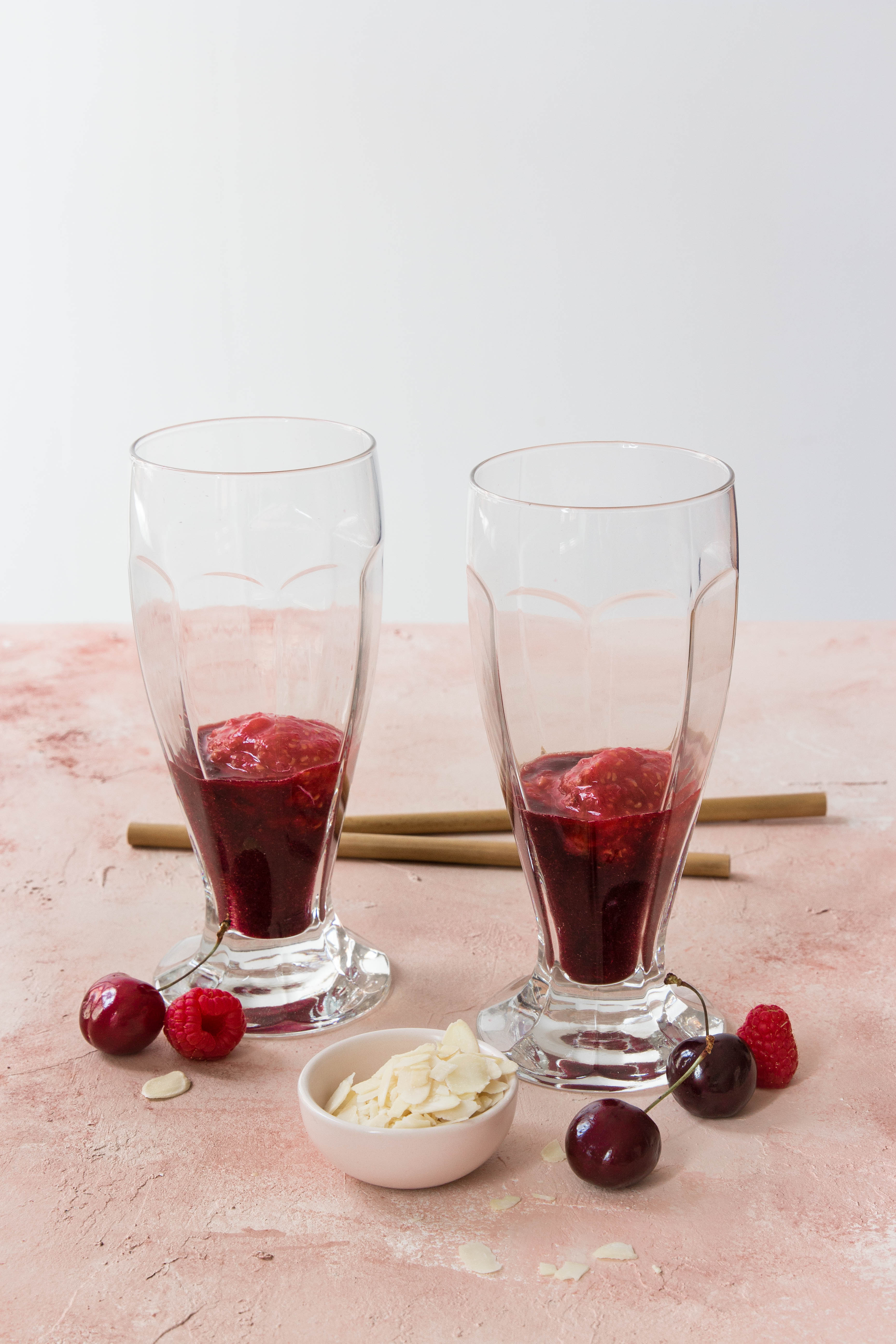 Milkshake yaourt, framboise et cerise - cherry and raspberry milkshake photography