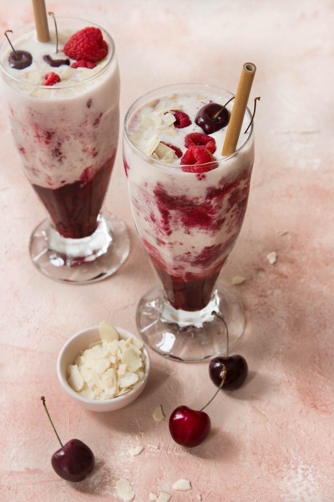 Milkshake yaourt, framboise et cerise - cherry and raspberry milkshake photography