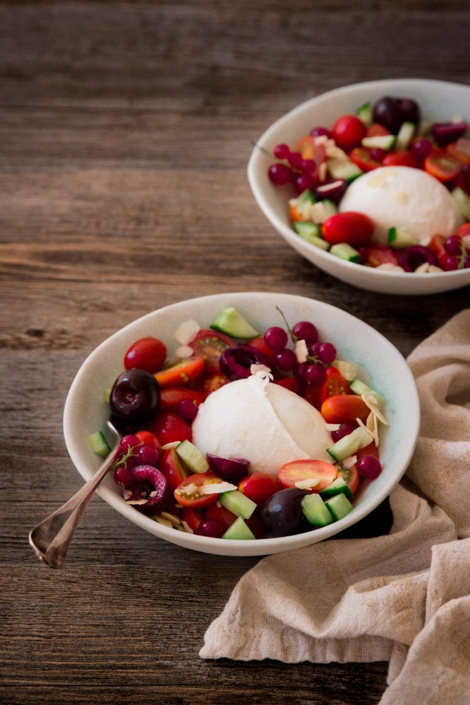 Salade tomate cerise, mozzarella et cerise - summer salad photography