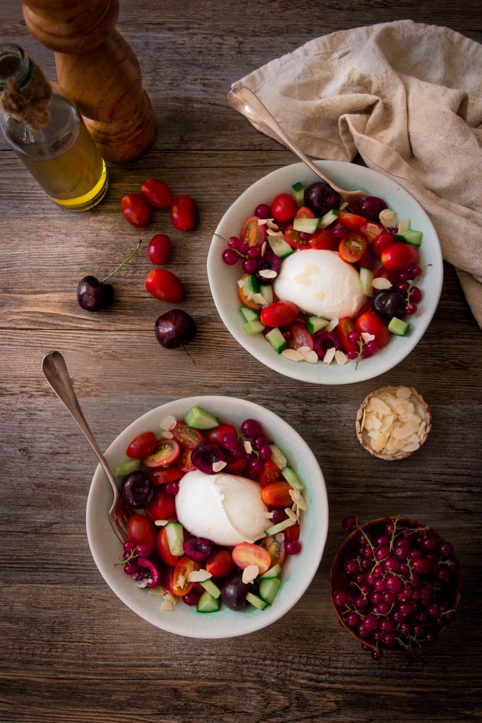 Salade tomate cerise, mozzarella et cerise - summer salad photography