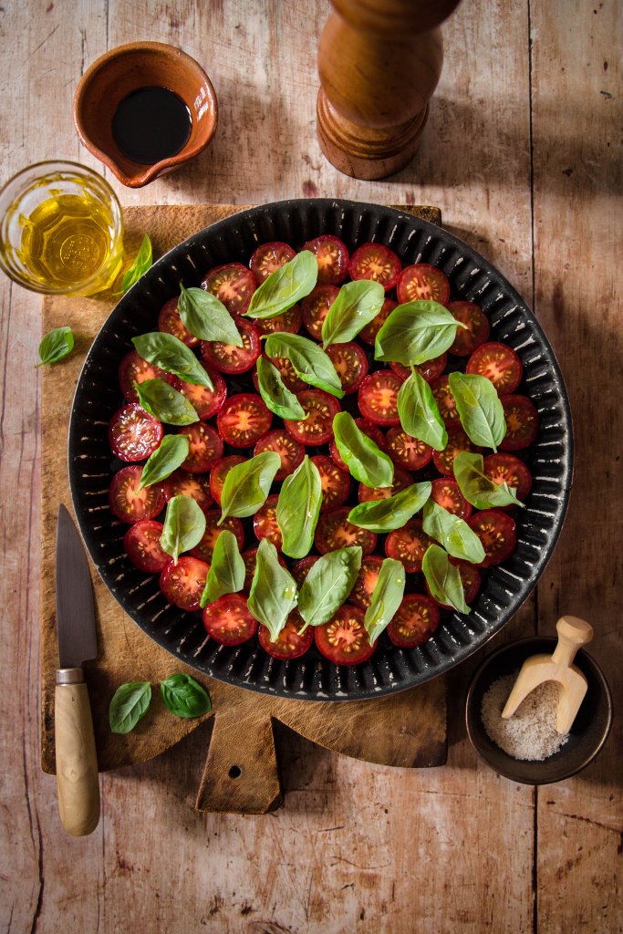 Tarte tatin de tomates cerises, basilic et caramel balsamique - photography
