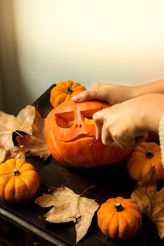 Comment faire une citrouille lumineuse creusée pour Halloween ? DIY d'automne