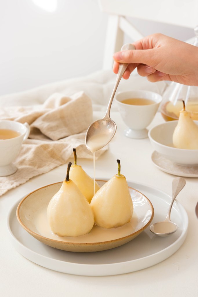 Poires pochées au lait, miel et thé Earl Grey - photography