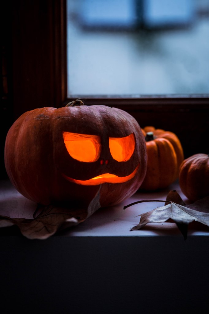 Comment faire une citrouille lumineuse creusée pour Halloween ? DIY d'automne