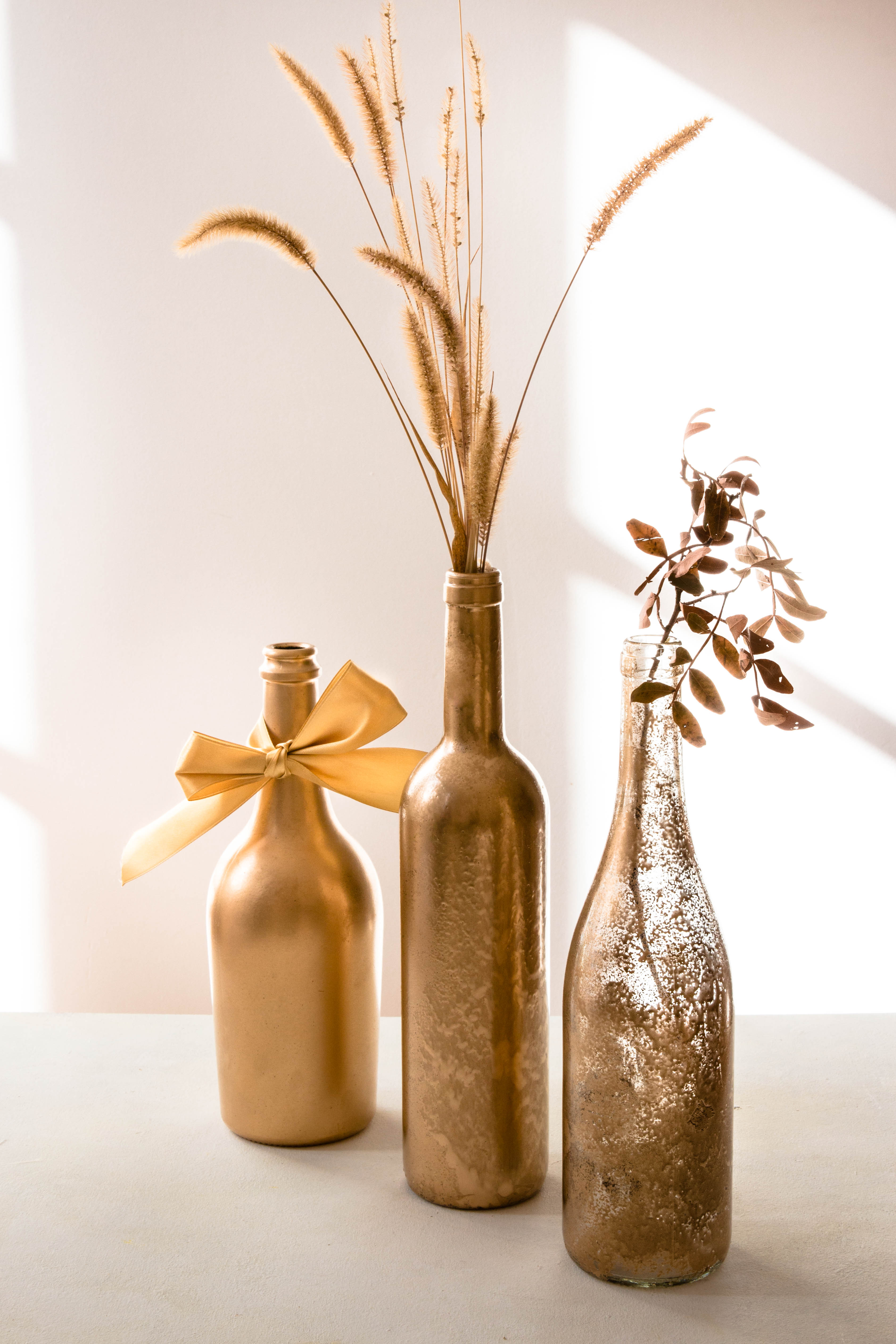 Comment recycler une bouteille de vin en vase ? – DIY décoration de table –  Madamcadamia, image size:3367x5050
