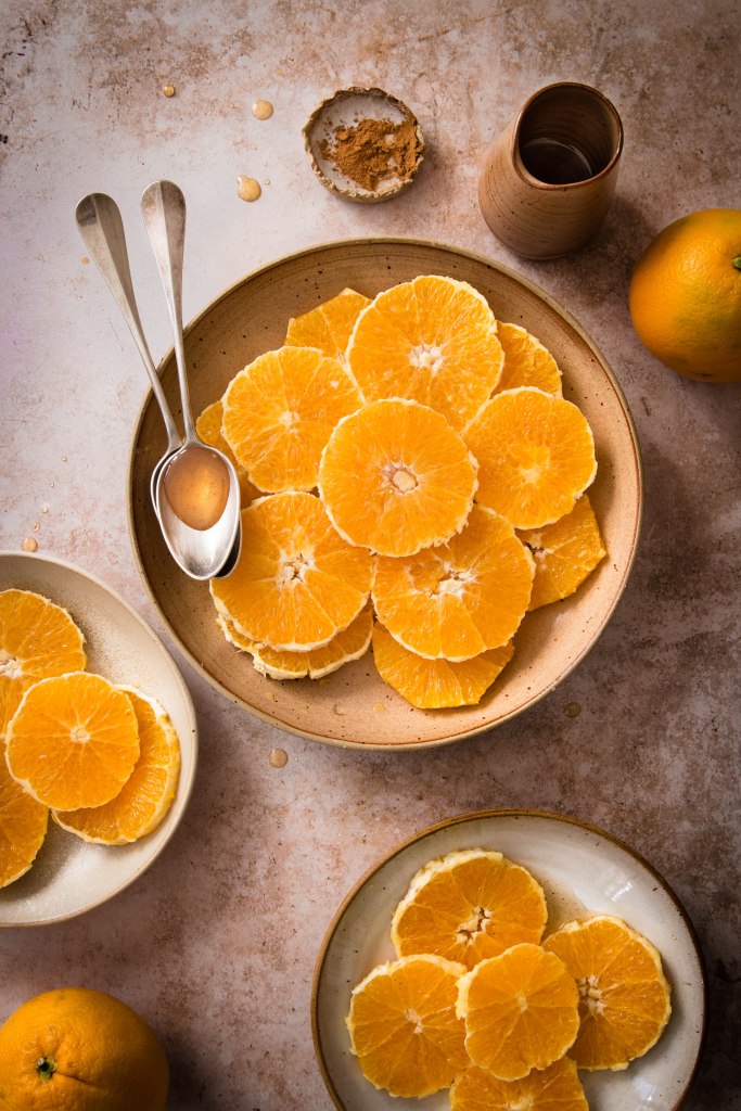 Salade d'oranges fraîches au miel et à la fleur d'oranger - photography