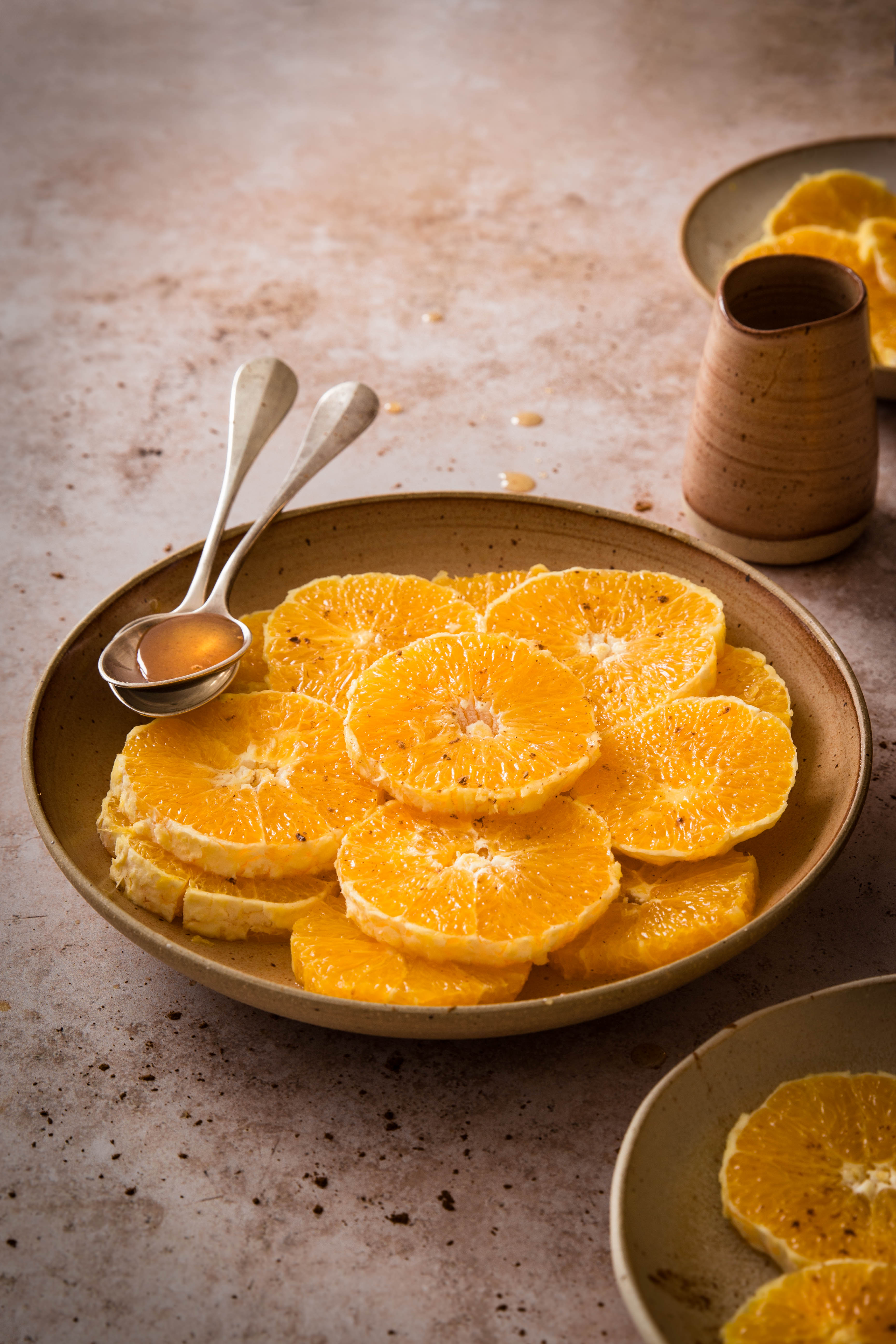 Salade d'oranges fraîches au miel et à la fleur d'oranger - photography