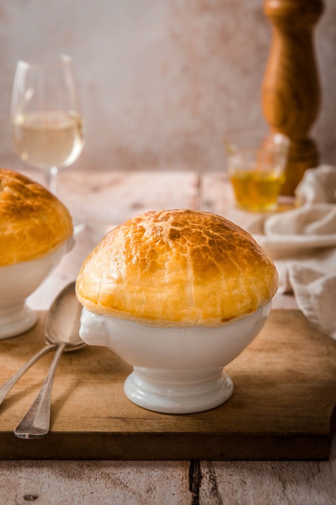 Soupe feuilletée d'automne aux girolles et châtaignes - photography