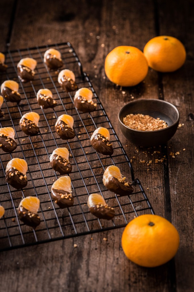 Clémentines enrobées au chocolat noir et pralin - recette de Noël photography