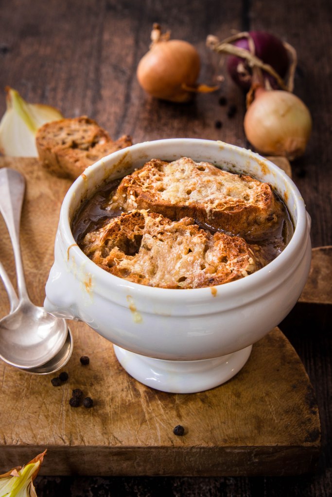 Soupe à l'oignon au vin rouge et gratinée au comté - onion soup with red wine photography