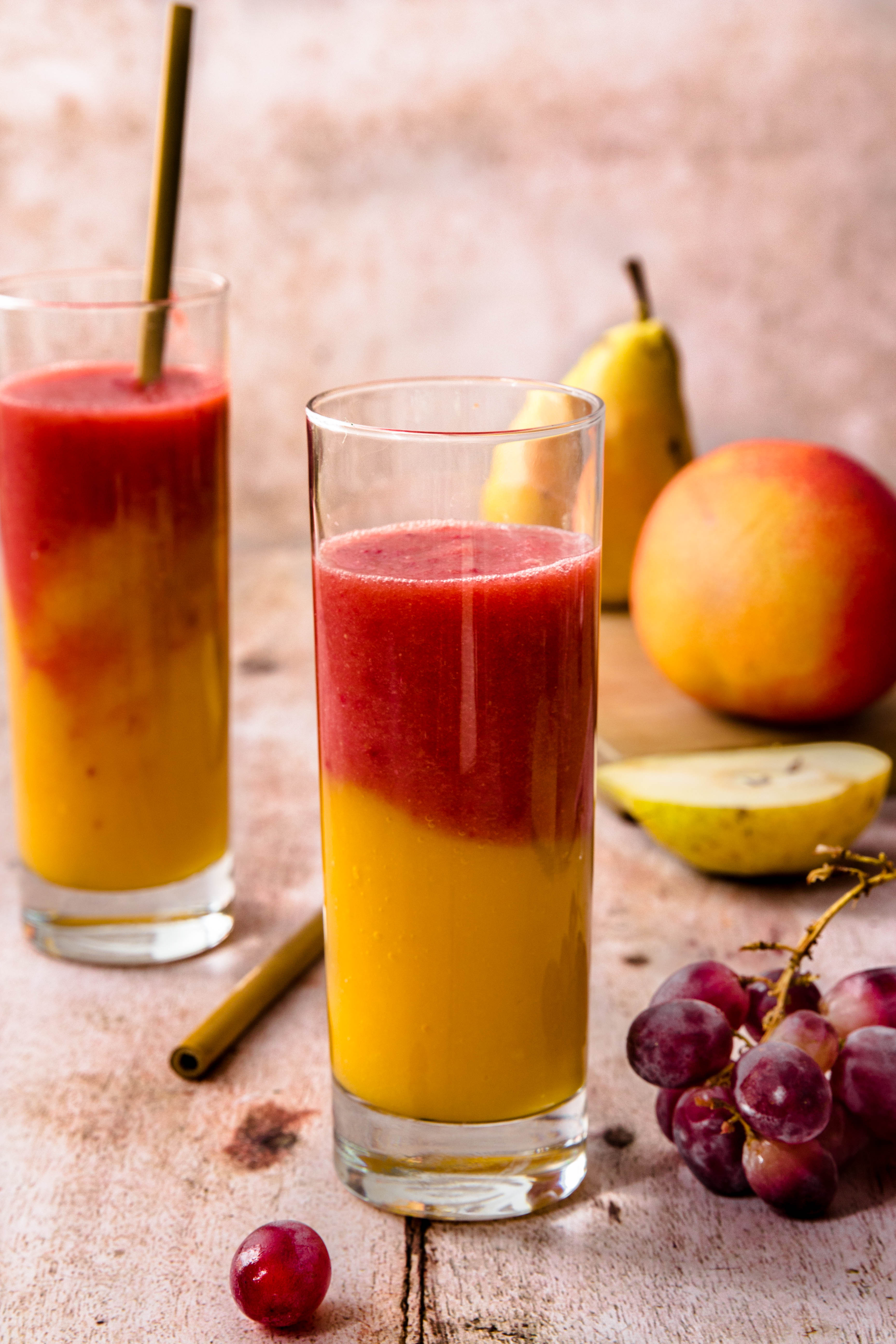 Smoothie bicolor mangue, poire et fruits rouges - photography