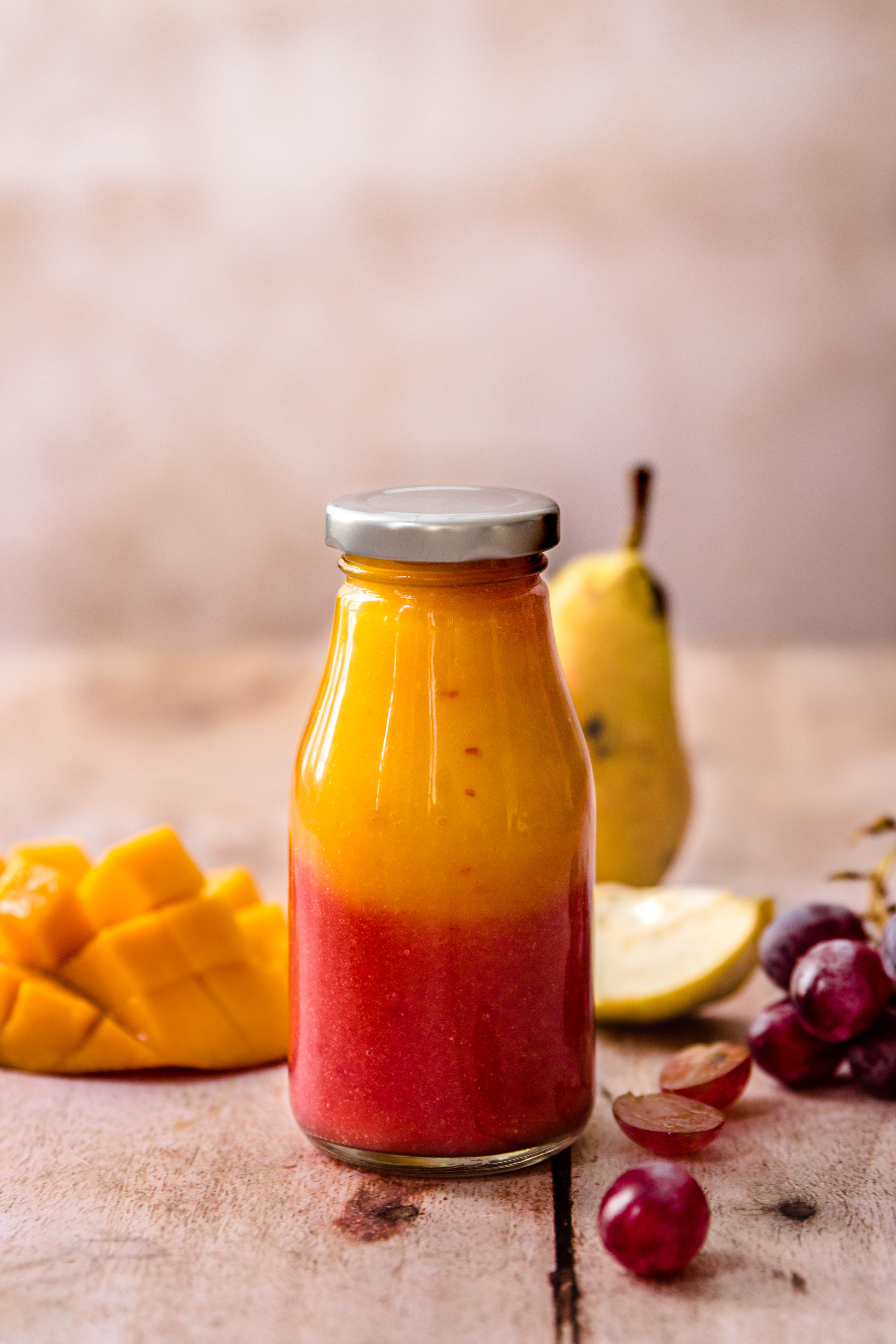 Smoothie bicolor mangue, poire et fruits rouges - photography