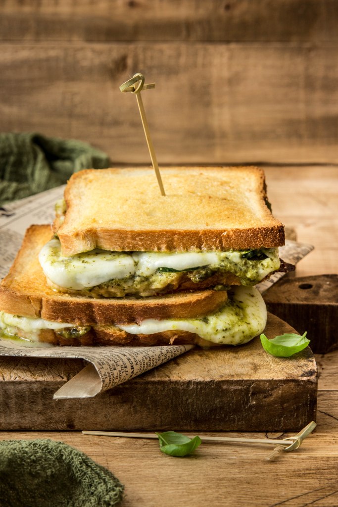 Croque-monsieur italien au pesto de basilic, courgette et mozzarella - street food photography