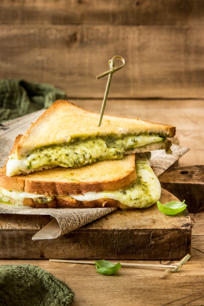 Croque-monsieur italien au pesto de basilic, courgette et mozzarella - street food photography