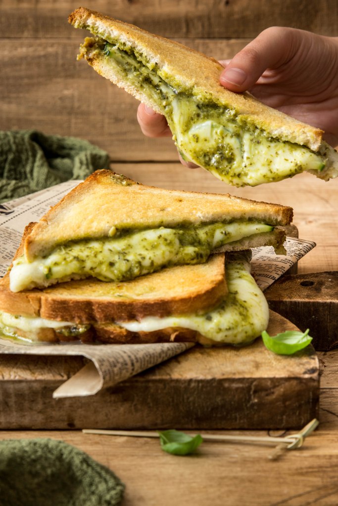 Croque-monsieur italien au pesto de basilic, courgette et mozzarella - street food photography