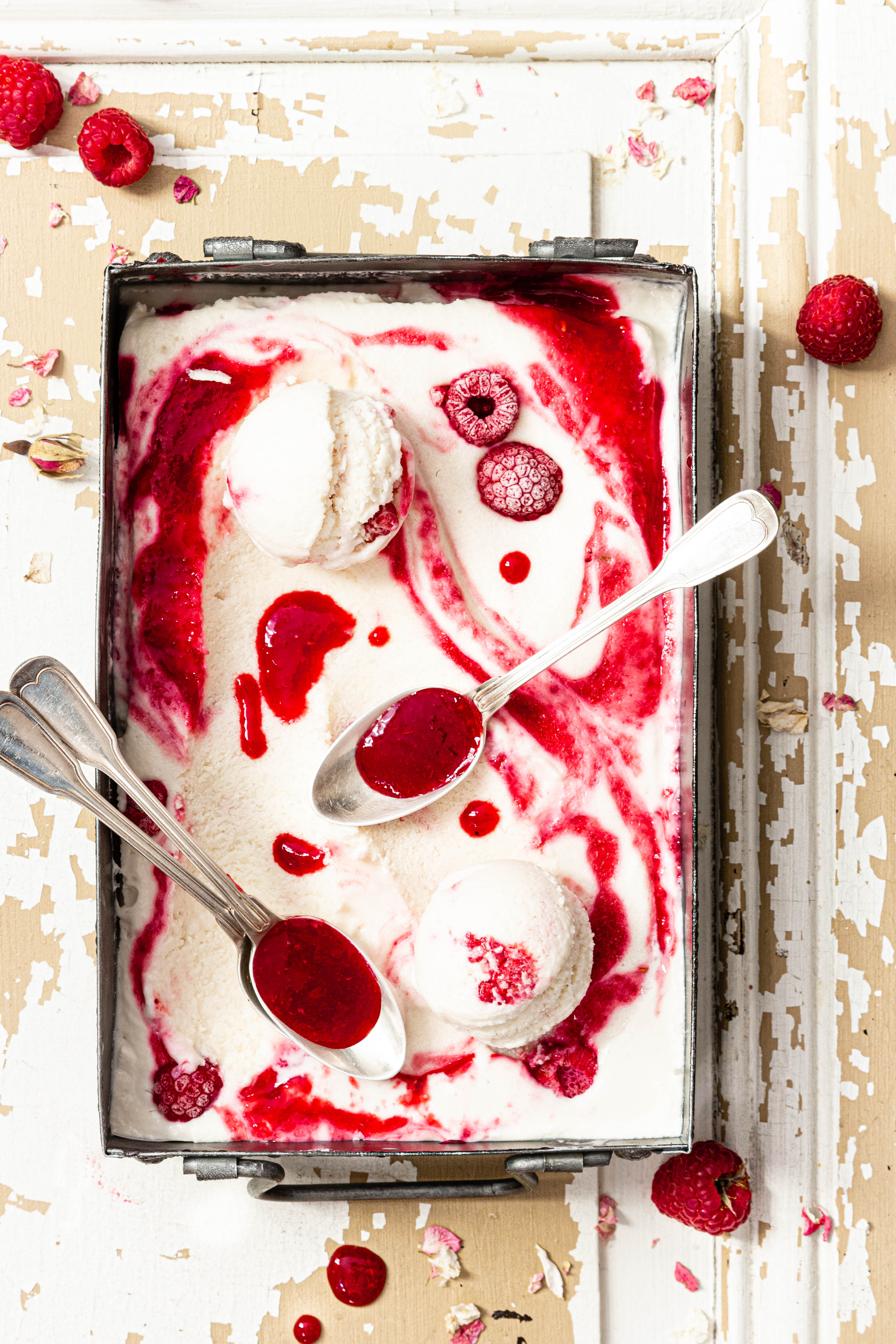 Yaourt bulgare glacé à la framboise et à la rose - ice cream photography