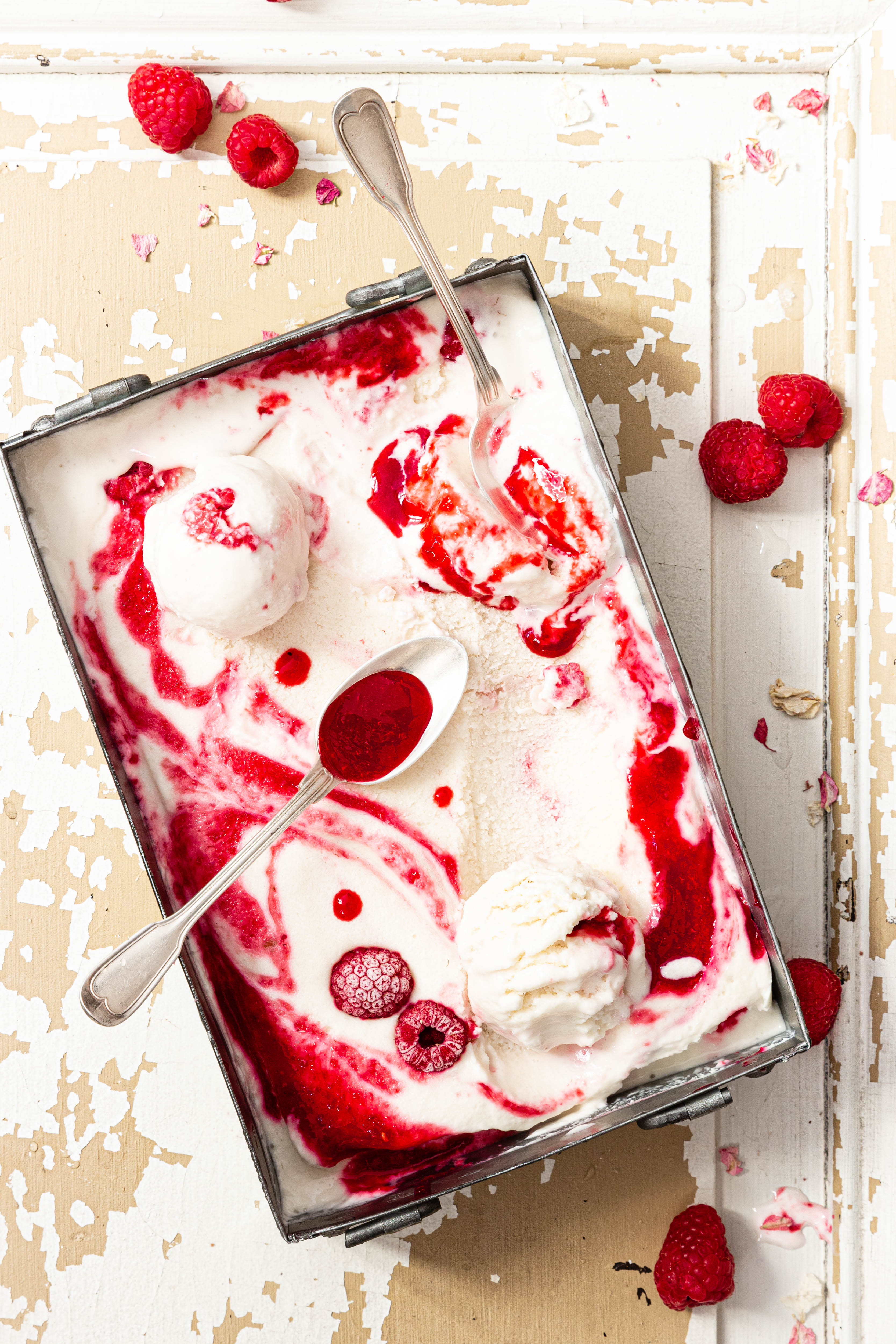 Yaourt bulgare glacé à la framboise et à la rose - ice cream photography