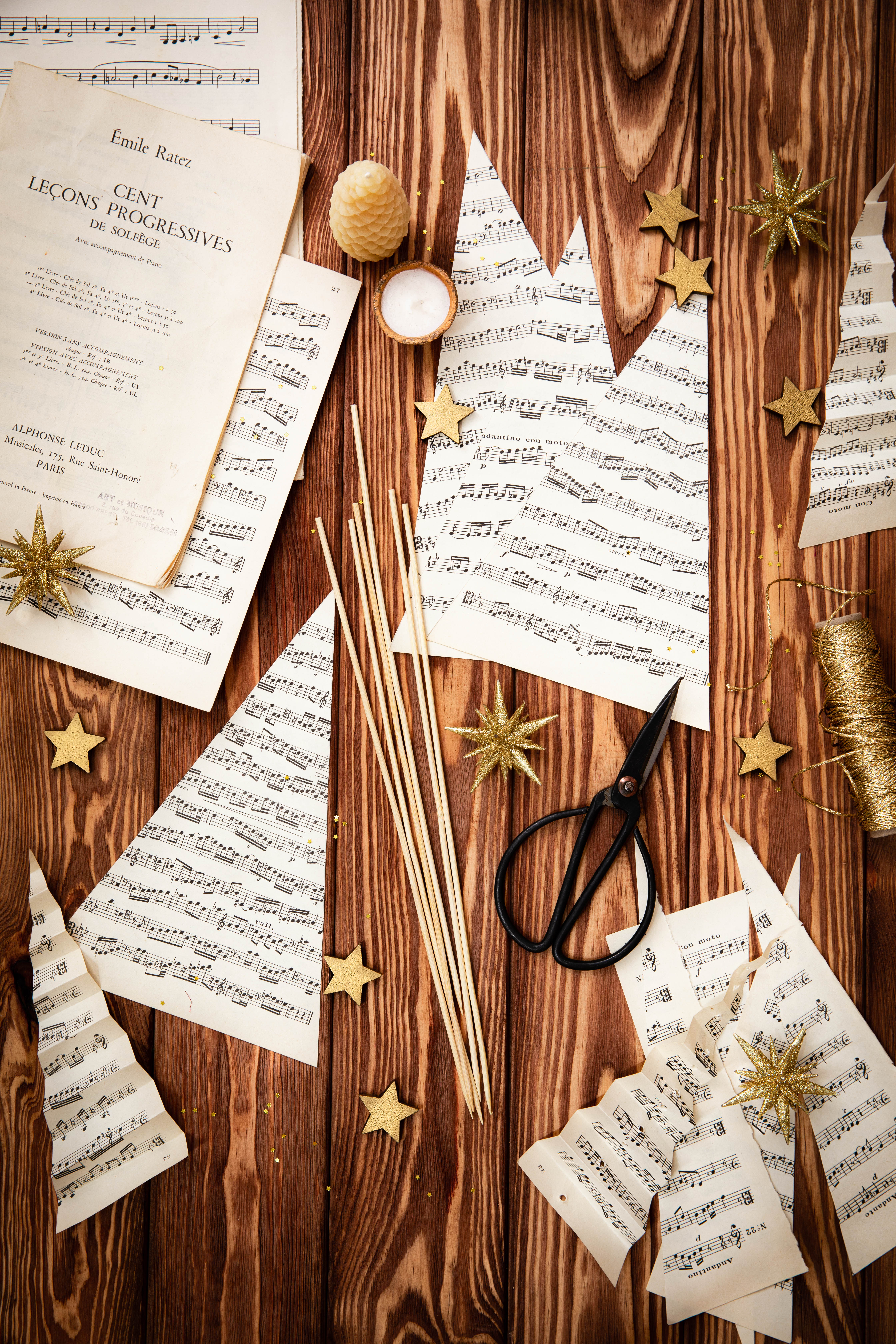 Comment réaliser des sapins de Noël en papier ? - DIY photography