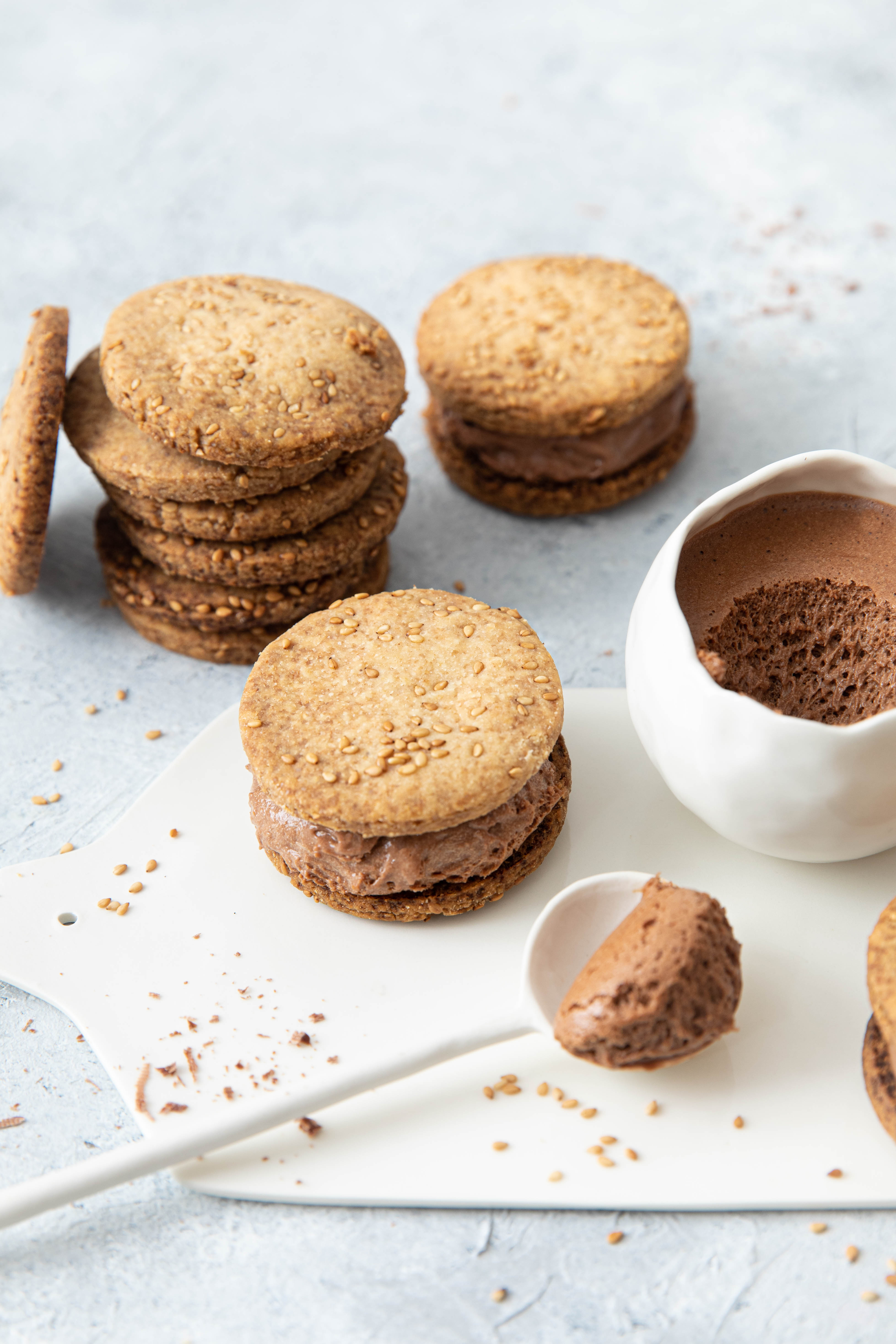 Shortbread sésame à la mousse au chocolat - biscuits photography