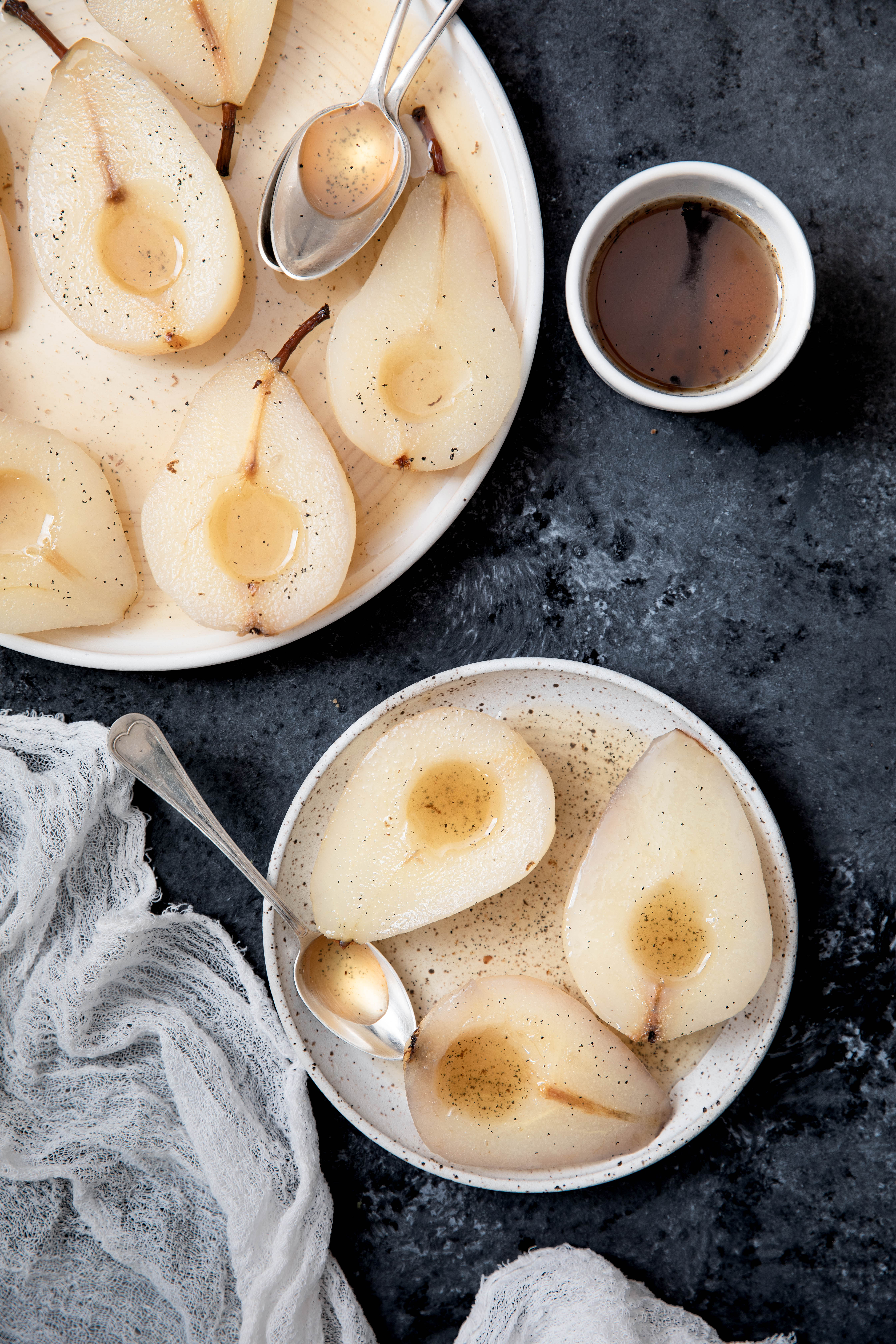 Poires pochées à la vanille - Poached pears photography
