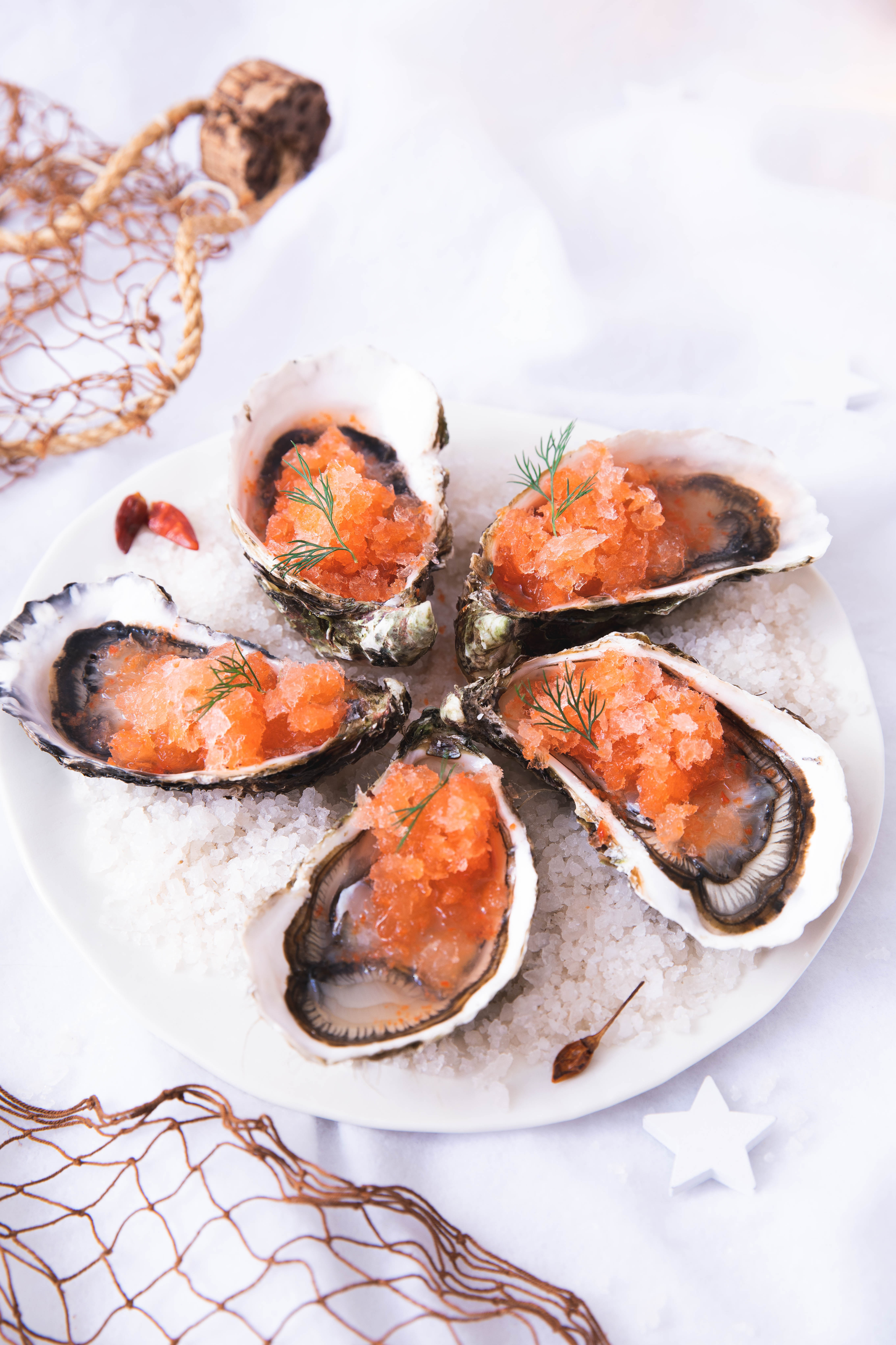 Huîtres fraîches au granité de rosé, poivron rouge et piment - photography